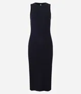 Vestido midi negro de rib con cuello redondo y sisas anchas. Presenta una abertura lateral en el ruedo.