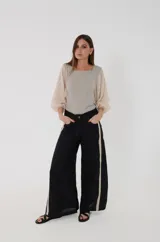 Remera de algodón con rayas finas beige y negras, escote cuadrado y mangas largas abullonadas de voile color arena con puños elásticos.