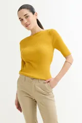 Sweater de punto acanalado color mostaza, de manga tres cuartos y corte ajustado al cuerpo, con escote bote.