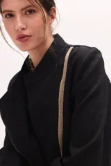 Chaqueta de lino lavado color blanco, con cuello mao, cierre metálico diagonal y detalles en contratono.