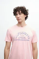 Remera rosa con estampa azul en el frente que dice 'Uniform 1956 Apparel'.