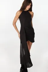 Vestido corto de lino celeste, con escote halter, falda drapeada asimétrica y cierre invisible en el lateral.