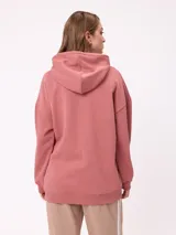 Canguro negro de corte holgado con capucha y cordones ajustables. Presenta un bolsillo frontal tipo canguro y un pequeño logo bordado en el pecho.