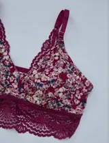 Pack de dos bralettes de encaje marca Jessica Simpson. Uno es de encaje negro y el otro es estampado floral con base borgoña y breteles fijos.