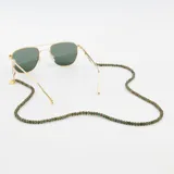 Correa para lentes con cuentas de cristal multicolor en tonos verdes, marrones y rojos. Terminales de goma transparentes con detalles en dorado.