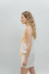 Pijama de dos piezas, compuesto por una musculosa blanca con detalle de puntilla negra elástica en el escote y un short blanco con elástico y lazo negro en la cintura.