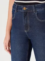 Pantalón de jean ajustado (skinny) de tiro medio, color azul claro con efecto lavado.