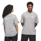 Remera de manga corta Adidas Originals en colaboración con Mark Gonzales, de color gris y ajuste holgado. Cuenta con diseño estampado en el frente y en la espalda.