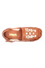 Sandalia tipo chatita color marrón, confeccionada en cuero con diseño de tejido trenzado en la puntera y el empeine. Presenta cierre de hebilla lateral y suela de goma con textura.