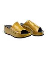 Sandalia con plataforma color naranja metalizado, con tira ancha sobre el empeine y plantilla negra.