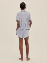 Camisa color crema de tela toalla con botones de madera, corte recto y mangas cortas.