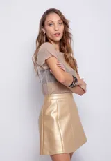 Minifalda tableada de poliuretano color dorado.
