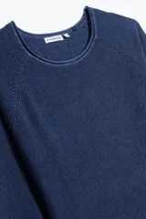 Sweater azul de punto con cuello redondo y mangas raglán.