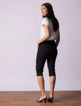 Pantalón capri de denim elastizado, color celeste.