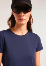 Remera deportiva de manga corta y cuello redondo, color azul marino, diseñada para entrenamiento con protección UV.