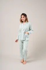 Pijama de dos piezas celeste con estampado floral, compuesto por camisa de manga larga abotonada y pantalón largo.