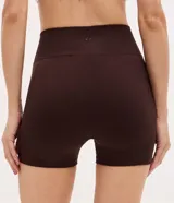 Bermuda deportiva tipo biker de tiro alto, confeccionada en poliamida seamless con textura acanalada en los laterales. Presenta un diseño ajustado al cuerpo, ideal para actividades físicas.