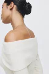 Buzo corto de punto acanalado, con escote off-the-shoulder y detalle de nudo frontal.