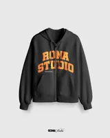 Campera negra con capucha y cierre frontal, con estampado del logo Rona Studio en color naranja en el pecho.