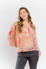 Camisa de mangas 3/4 con estampado floral en tonos coral, rosa y verde.