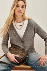 Cardigan gris de punto con escote en V y cierre frontal de botones.