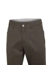 Pantalon casual de gabardina color marrón, con diseño de cinco bolsillos, costuras reforzadas y tecnología Natural Flex para mayor elasticidad y comodidad.