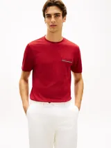 Remera de manga corta Tommy Hilfiger color rojo, de corte regular fit y cuello redondo. Cuenta con un bolsillo aplicado en el pecho adornado con una cinta distintiva tricolor yfechas bordadas de la marca.
