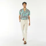 Pantalón chino recto color blanco crudo, con cordón ajustable en la cintura y bolsillos laterales.