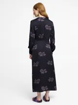 Vestido camisero largo color verde esmeralda con estampado de tigres blancos, cuello camisero, mangas largas y lazo en la cintura.