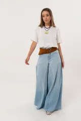 Pantalón de jean celeste de tiro medio y corte súper campana.