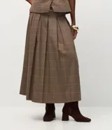 Pollera midi de sastrería con estampado de cuadros, diseño estructurado con pliegues delanteros marcados, cintura ancha con trabillas y cinturón ajustable con hebilla.