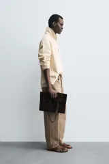 Sobrecamisa de algodón color beige claro, con cuello solapa, abertura frontal en V y manga larga. Presenta un efecto lavado y un calce relajado.