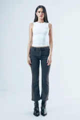 Jean bootcut de tiro medio color gris oscuro, con diseño de pierna ligeramente acampanada hacia el ruedo.