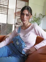 Remera manga larga color verde seco, de corte recto y cuello redondo.