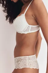 Soutien super push-up blanco, con copas acolchadas y aros. Confeccionado en encaje floral y breteles ajustables.