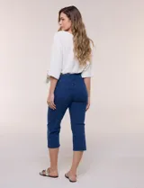 Pantalón capri azul de denim elastizado, con cintura ancha elástica, bolsillos delanteros falsos y bolsillos traseros aplicados.