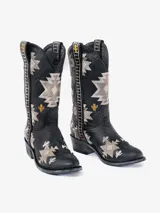 Bota texana negra de cuero con bordados de cactus y motivos geométricos en tonos plateados y dorados.