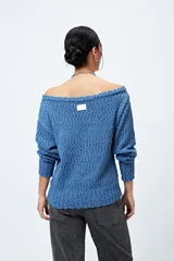 Sweater blanco de punto texturado y calado, con cuello amplio y fit relajado.