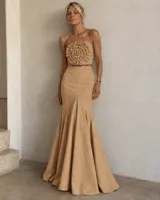 Top strapless verde claro con gran detalle de flor tridimensional en el centro confeccionada con volados fruncidos.