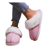 Pantufla cerrada de gamuza gris con interior y borde de peluche blanco, suela de goma antideslizante.