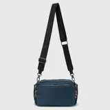 Cartera tipo bandolera de la marca Bubba, color azul petróleo, con múltiples compartimentos con cierre y correa ajustable de tela negra con el logo de la marca estampado.