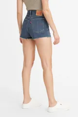 Short de jean azul de tiro alto con efecto desgastado y terminación desflecada.