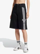 Pantalón de denim negro de corte ancho con tres tiras blancas verticales en los laterales y logo de Adidas.