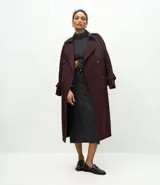Vestido midi de corte recto y tejido rib, con cuello alto y mangas largas. Presenta un diseño minimalista y ajustado al cuerpo.