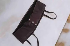 Top corto estilo corset o bandeau, color dorado metálico, con tirantes anchos ajustables.