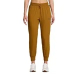 Pantalón de jogging color ocre con cintura elástica ajustable con cordón, bolsillos laterales y logo reflectante.