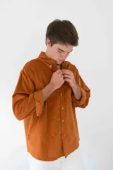 Camisa de pana color naranja con cuello abotonado, cierre frontal con botones y bolsillo de parche en el pecho.