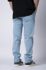Pantalón de jean de corte recto y tiro medio, en color azul claro lavado, con cierre frontal y bolsillos laterales.