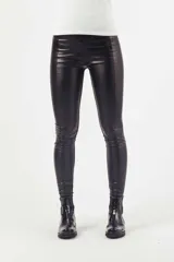 Pantalón ajustado tipo legging con acabado efecto cuero en color negro, de tiro alto y corte entallado.