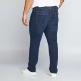 Pantalón de jean azul oscuro, corte slim, con cinco bolsillos y tiro medio.